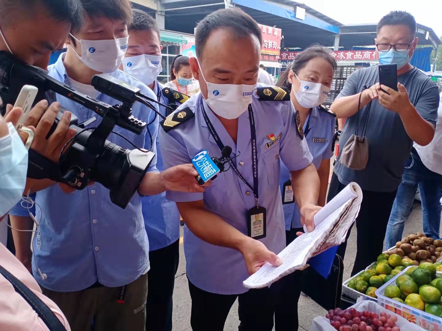 省市场监督管理局和省电视台到众信市场检查食品安全