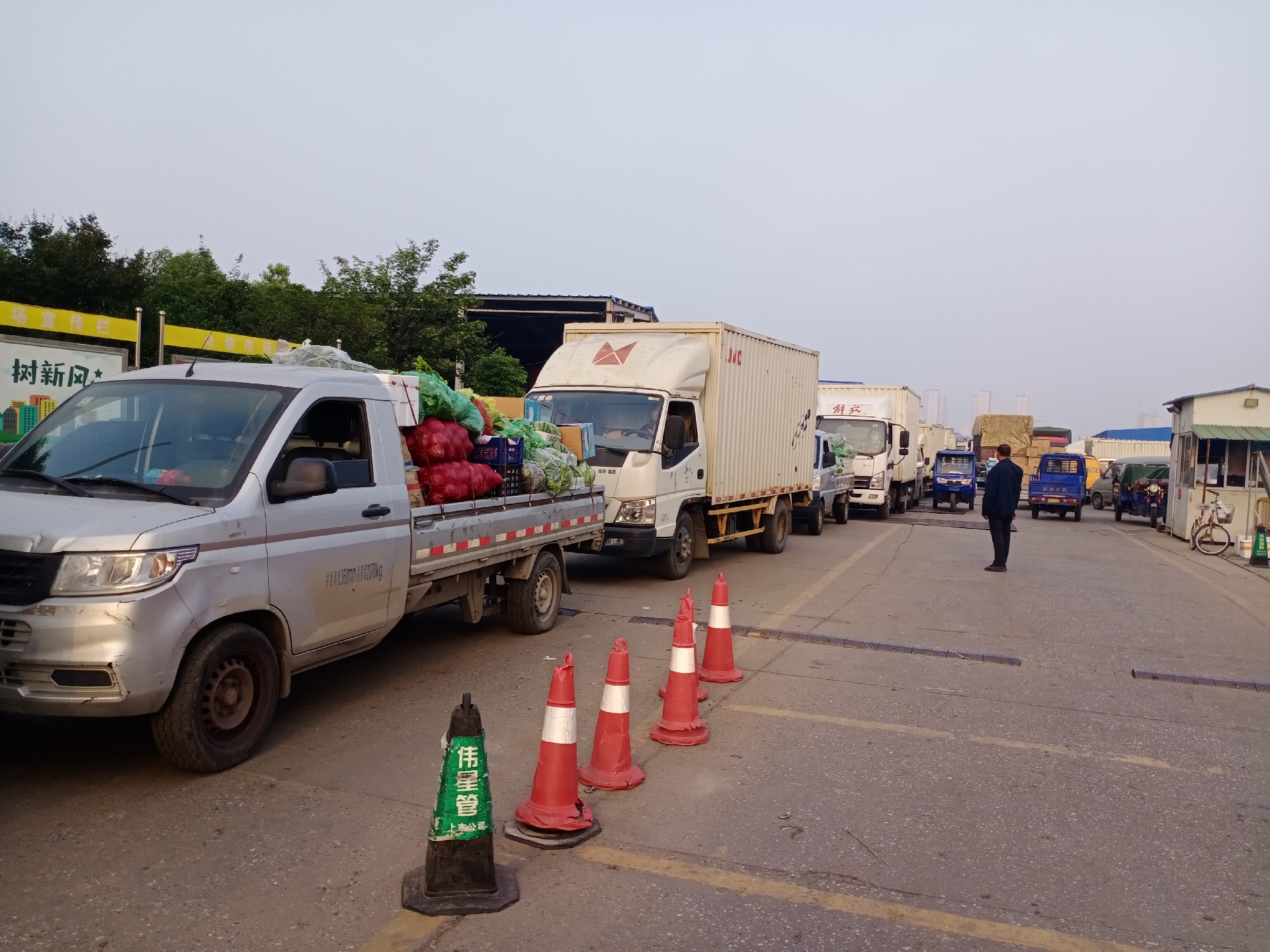 众信市场依旧车水马龙